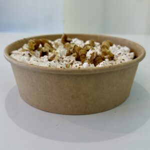 Tarrina de tarta de zanahorias.