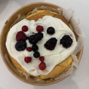 Tarrina de tarta de queso ligera con frutos rojos