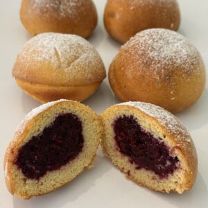 BOLLITOS RELLENOS CON FRUTOS ROJOS